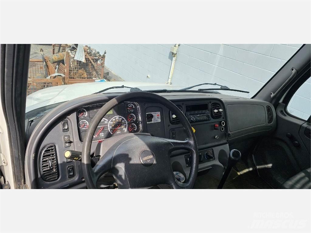Freightliner M2 106 Pritschenwagen/Pritschenwagen mit Seitenklappe