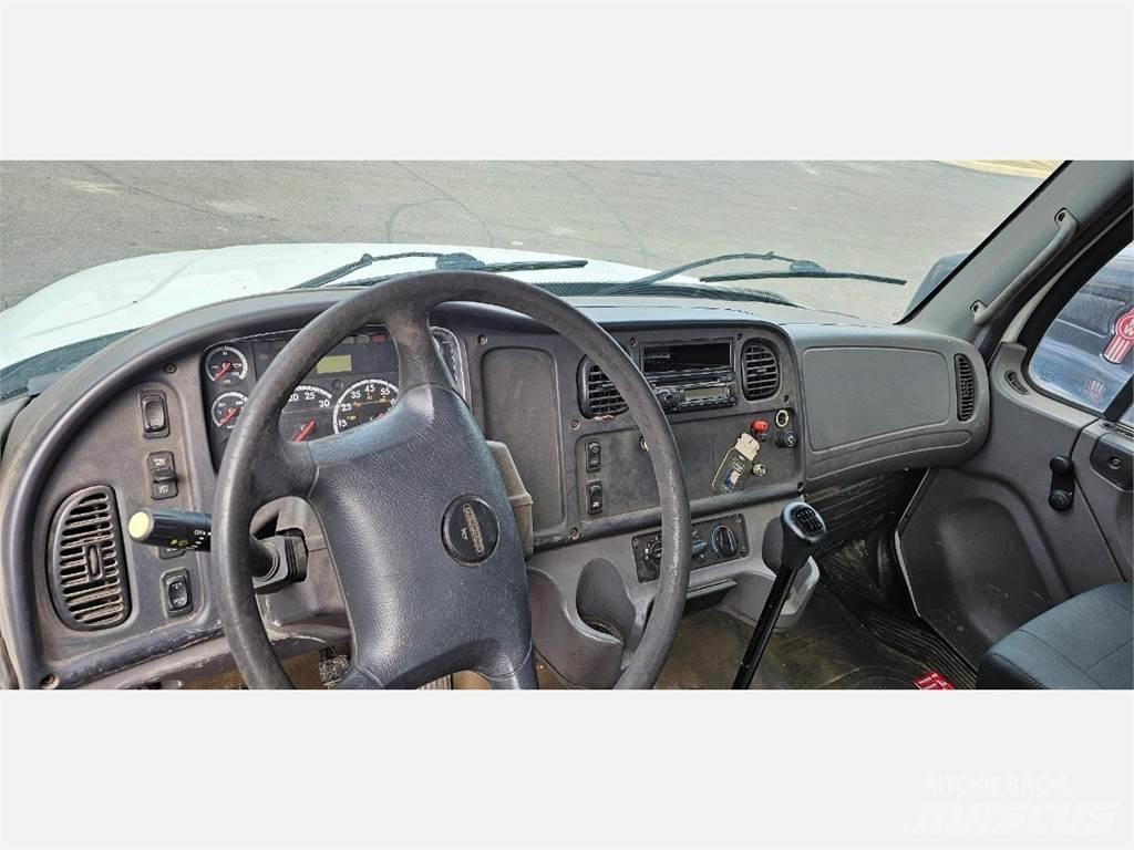 Freightliner M2 106 Pritschenwagen/Pritschenwagen mit Seitenklappe