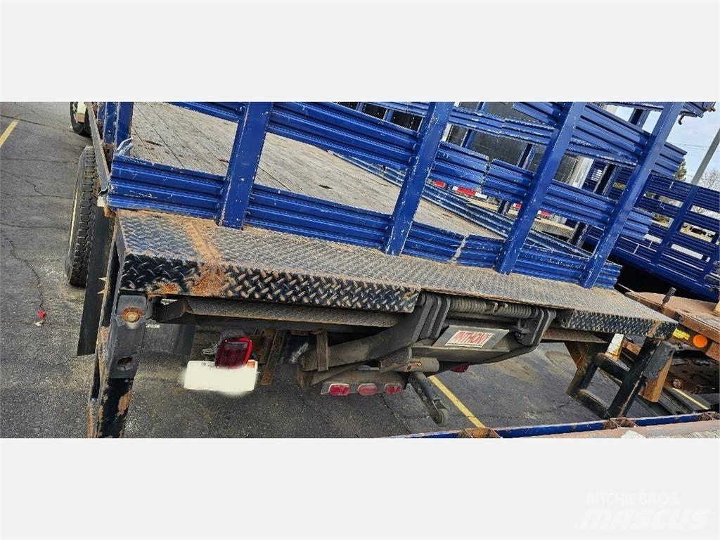 Freightliner M2 106 Pritschenwagen/Pritschenwagen mit Seitenklappe