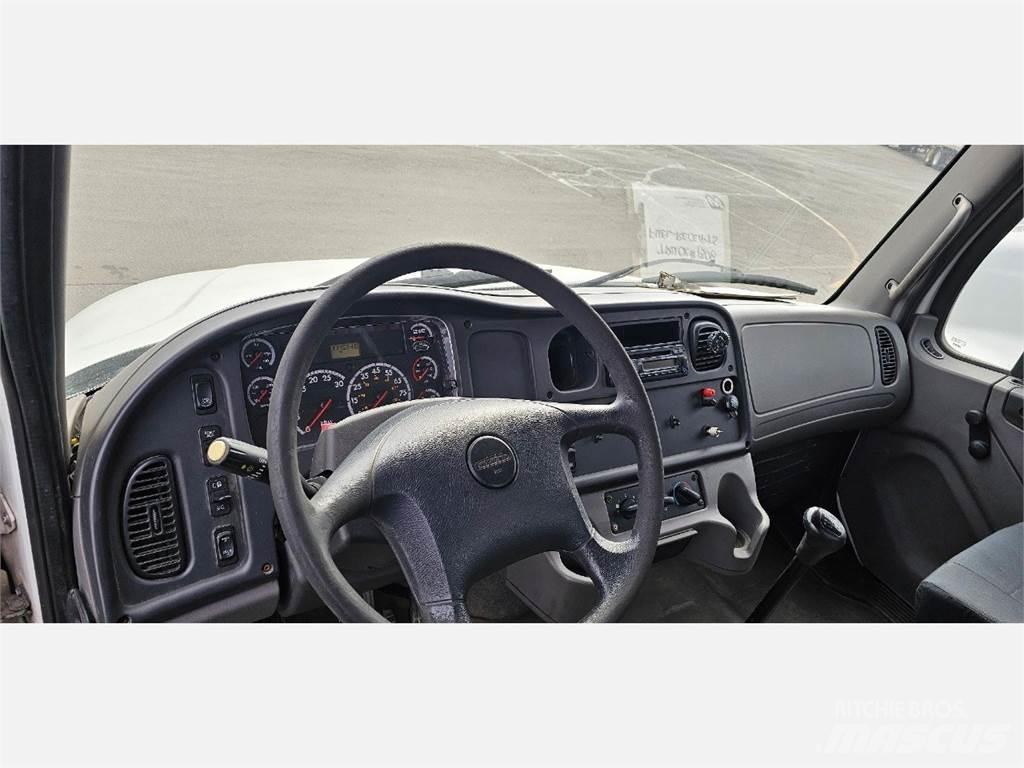 Freightliner M2 106 Pritschenwagen/Pritschenwagen mit Seitenklappe