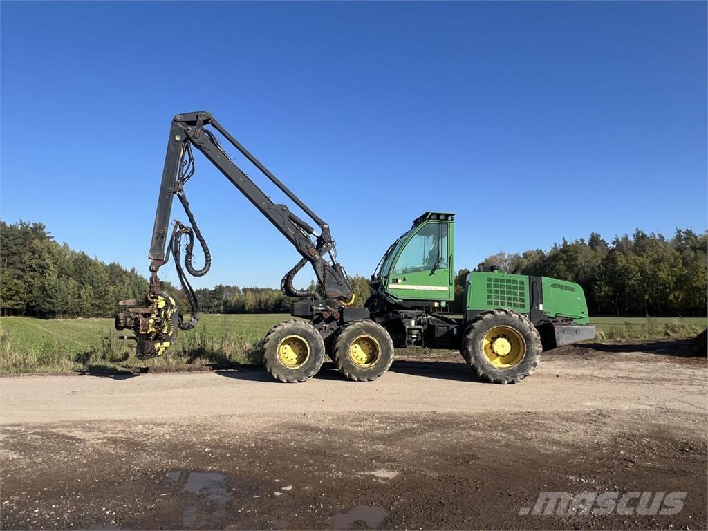 John Deere  Harvester