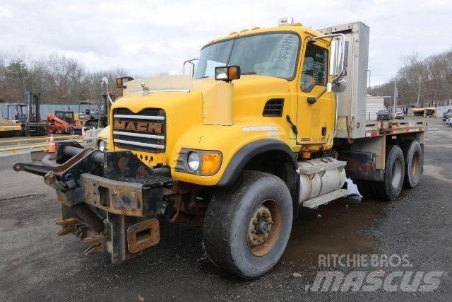 Mack CV713 Pritschenwagen/Pritschenwagen mit Seitenklappe