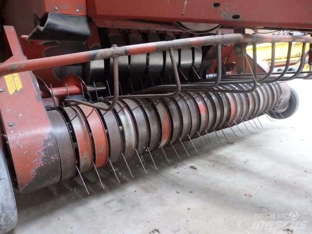Hesston 4900 Rundballenpressen