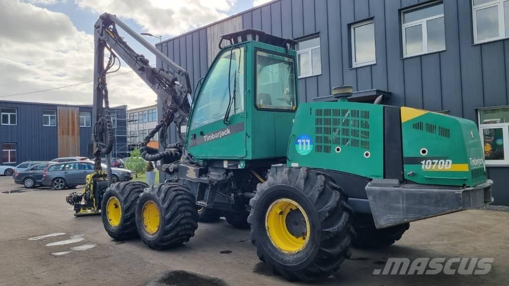 John Deere 1070 D Harvester