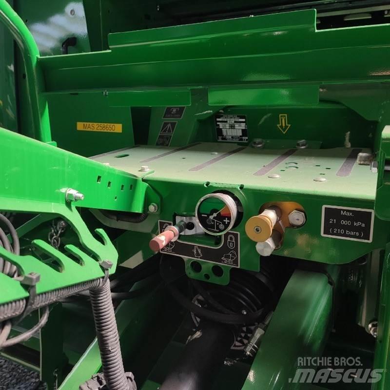 John Deere F441M Rundballenpressen