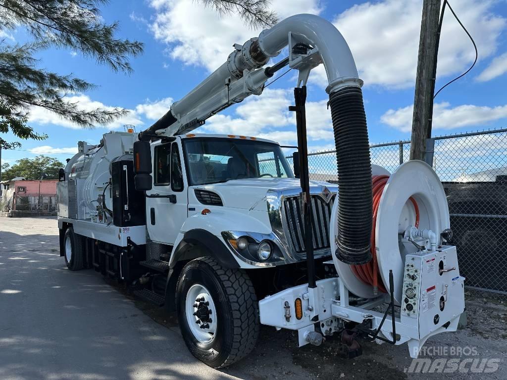 International 7400 Saug- und Druckwagen