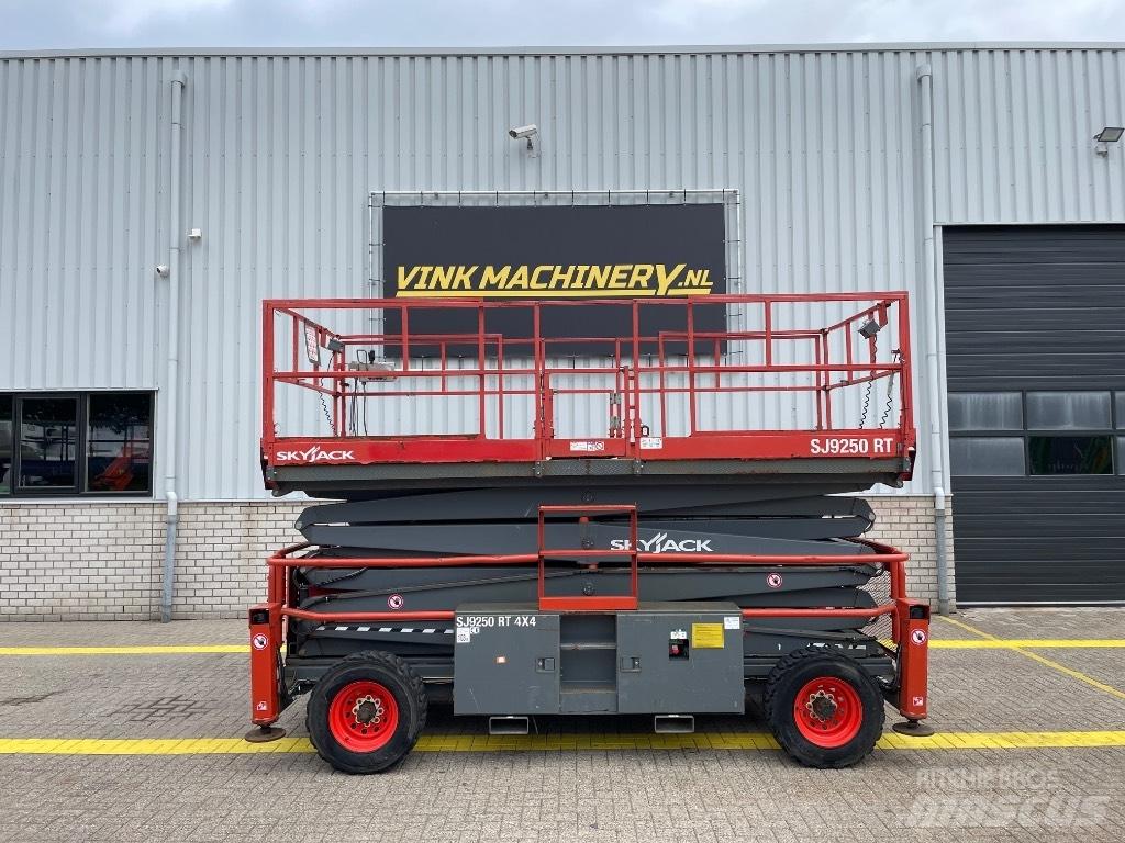 SkyJack SJ 9250 RT Scheren-Arbeitsbühnen