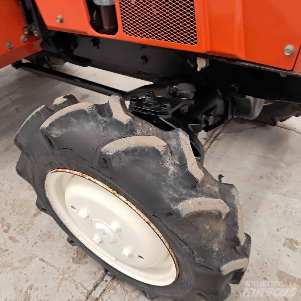 Hinomoto C 144 Traktoren