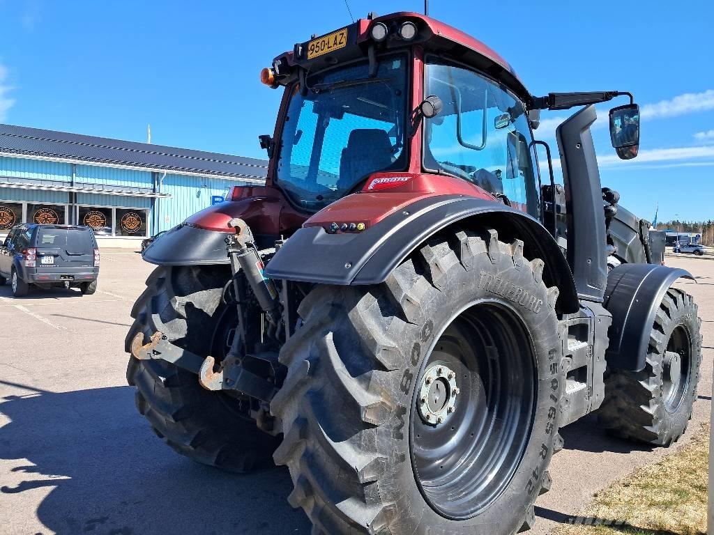 Valtra T215 Versu Traktoren
