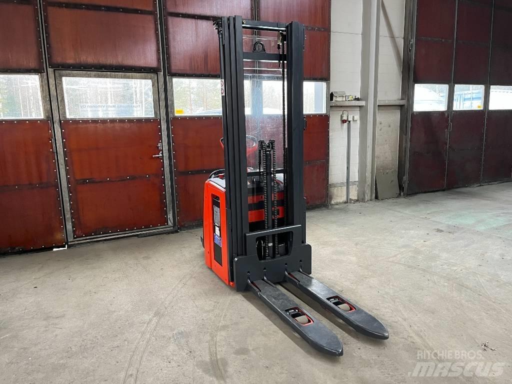Linde L14AP Zelfrijdende stapelaars