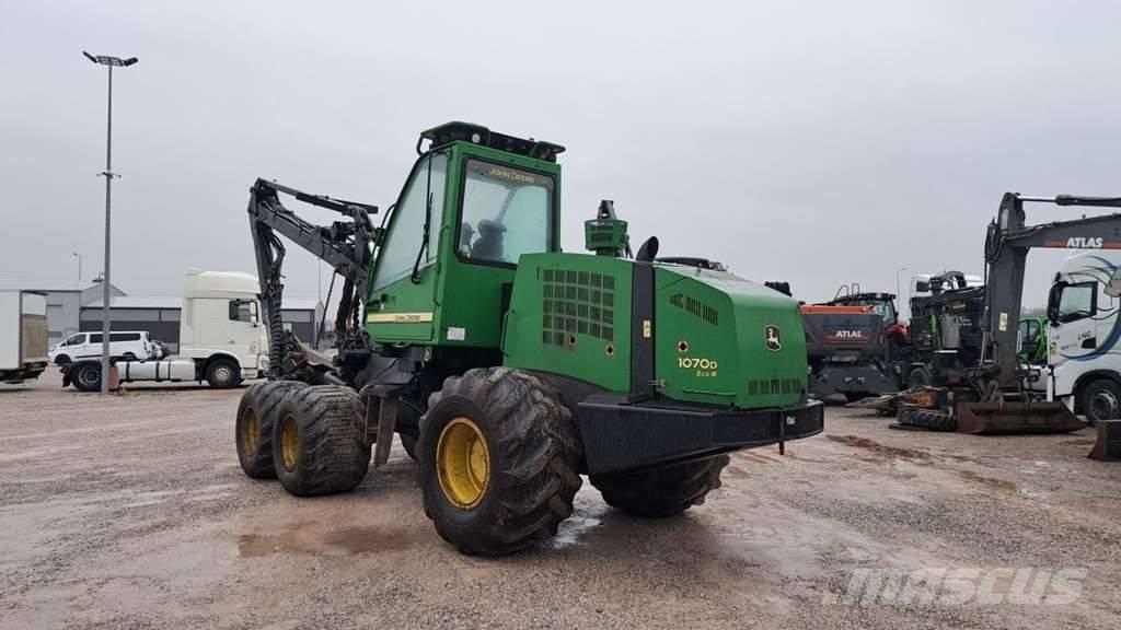 John Deere 1070 D Harvester