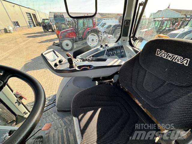 Valtra T214 Versu Traktoren