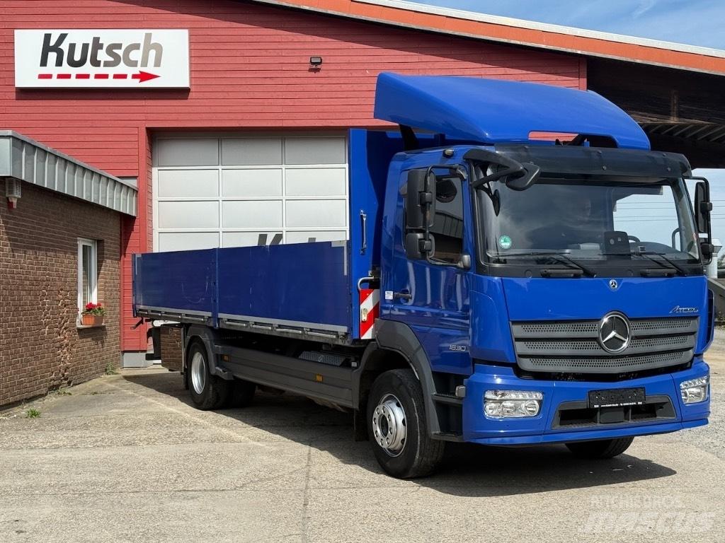 Mercedes-Benz 1630L Pritschenwagen/Pritschenwagen mit Seitenklappe