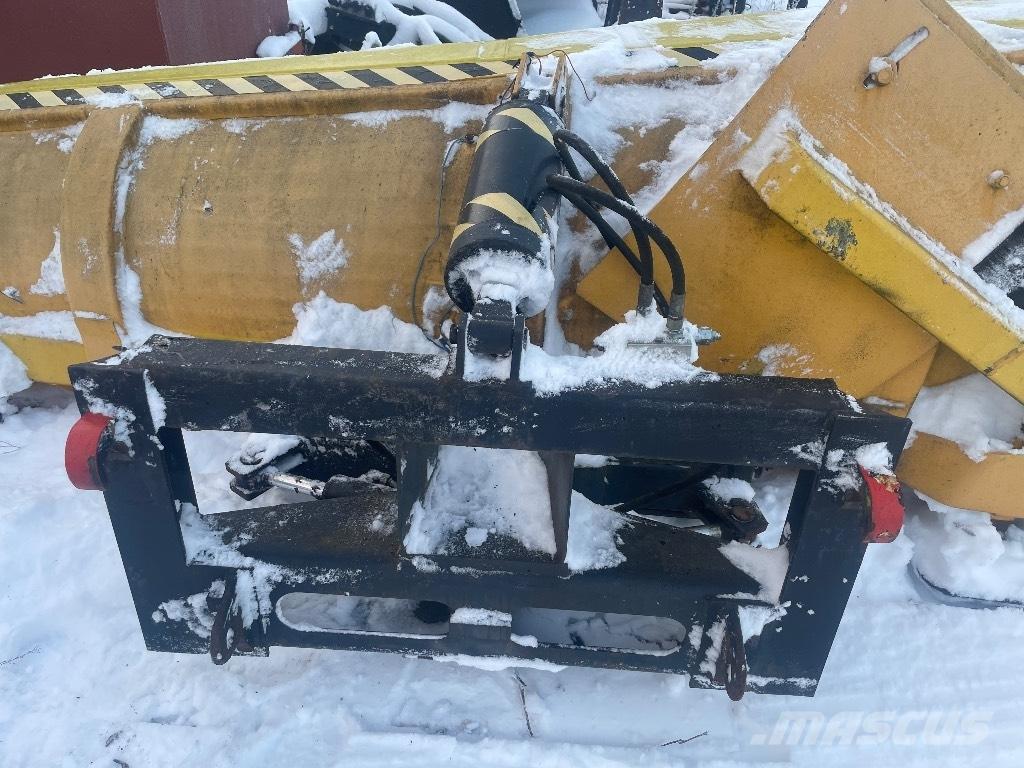 Rote 360 Alueaura Schneeschilde und -pflüge