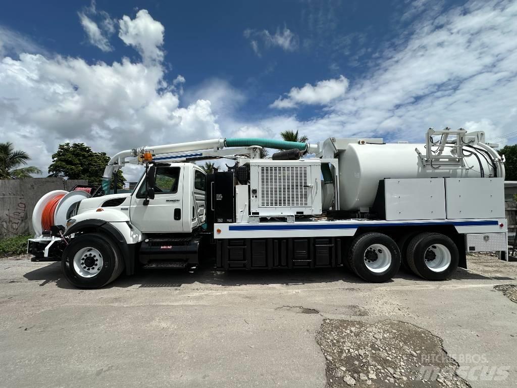 International 7400 Saug- und Druckwagen