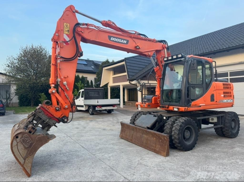 Doosan DX 140 W Mobilbagger