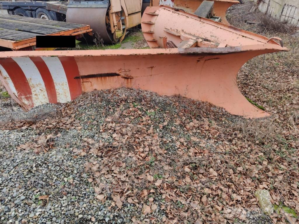 Unimog pług ciężki Schneeschilde und -pflüge