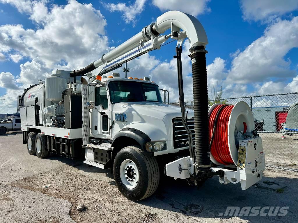 Mack GU713 Saug- und Druckwagen