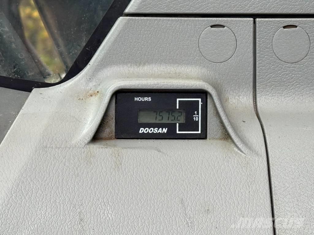 Doosan DX 300 LC Raupenbagger