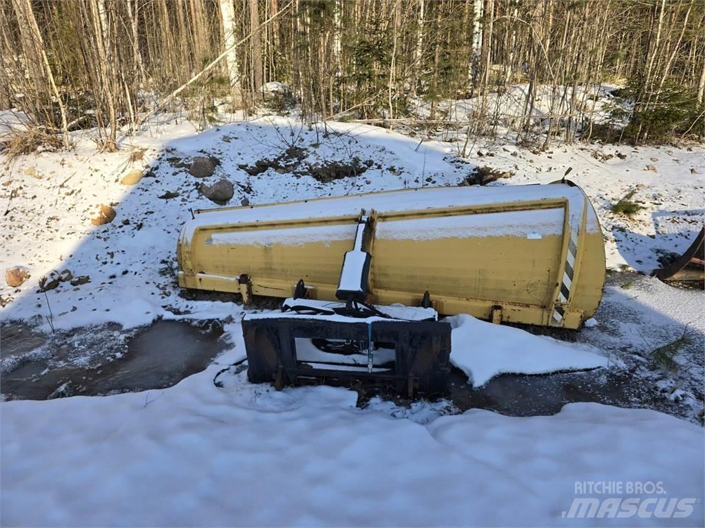 Rote 320 alueaura Schneeschilde und -pflüge