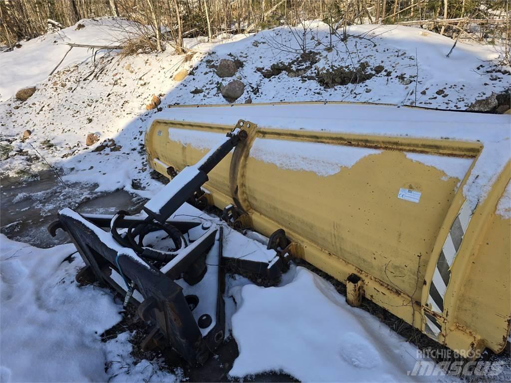 Rote 320 alueaura Schneeschilde und -pflüge