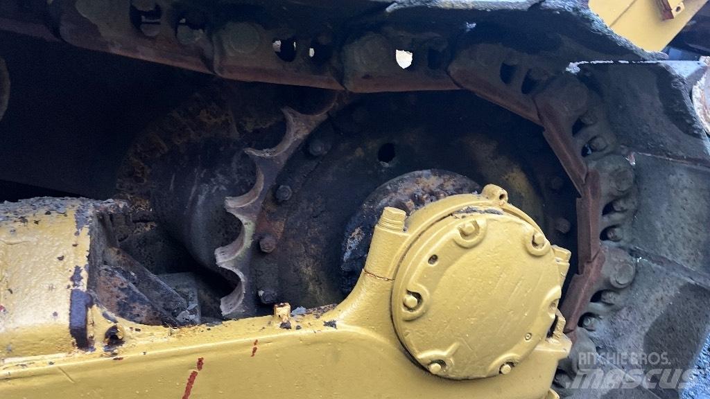 CAT D7 with ripper Bulldozer