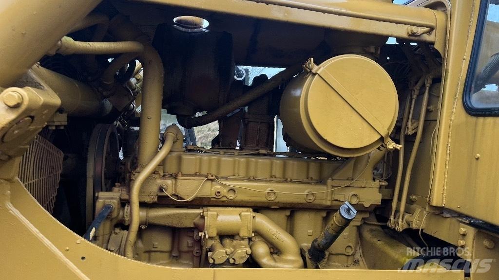 CAT D7 with ripper Bulldozer