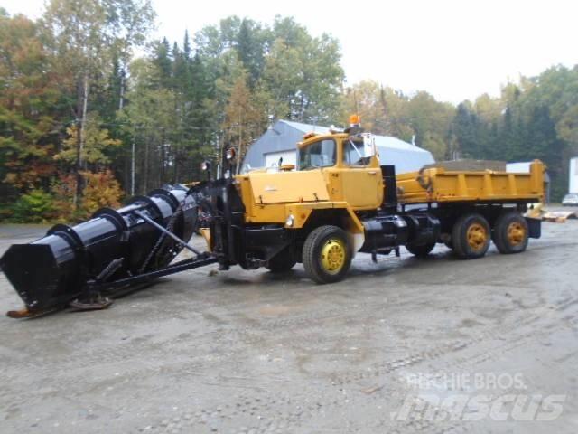 Mack RM 6866 S Schneeschilde und -pflüge