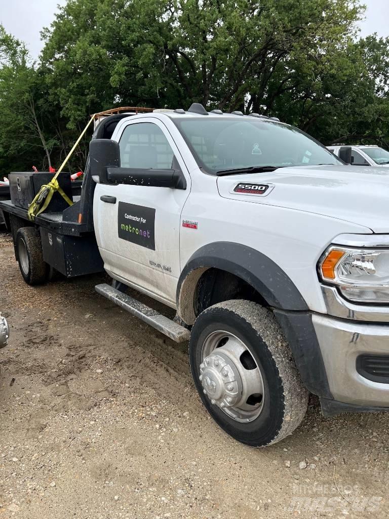 RAM 5500 Pritschenwagen/Pritschenwagen mit Seitenklappe