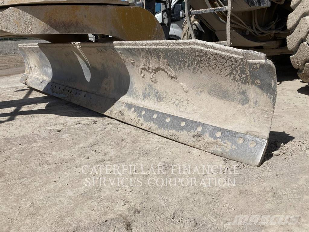 CAT 16M Grader