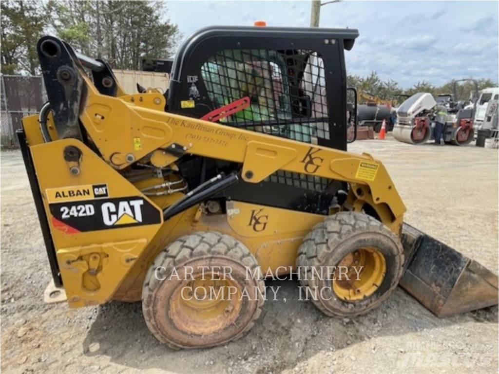 CAT 242D Kompaktlader