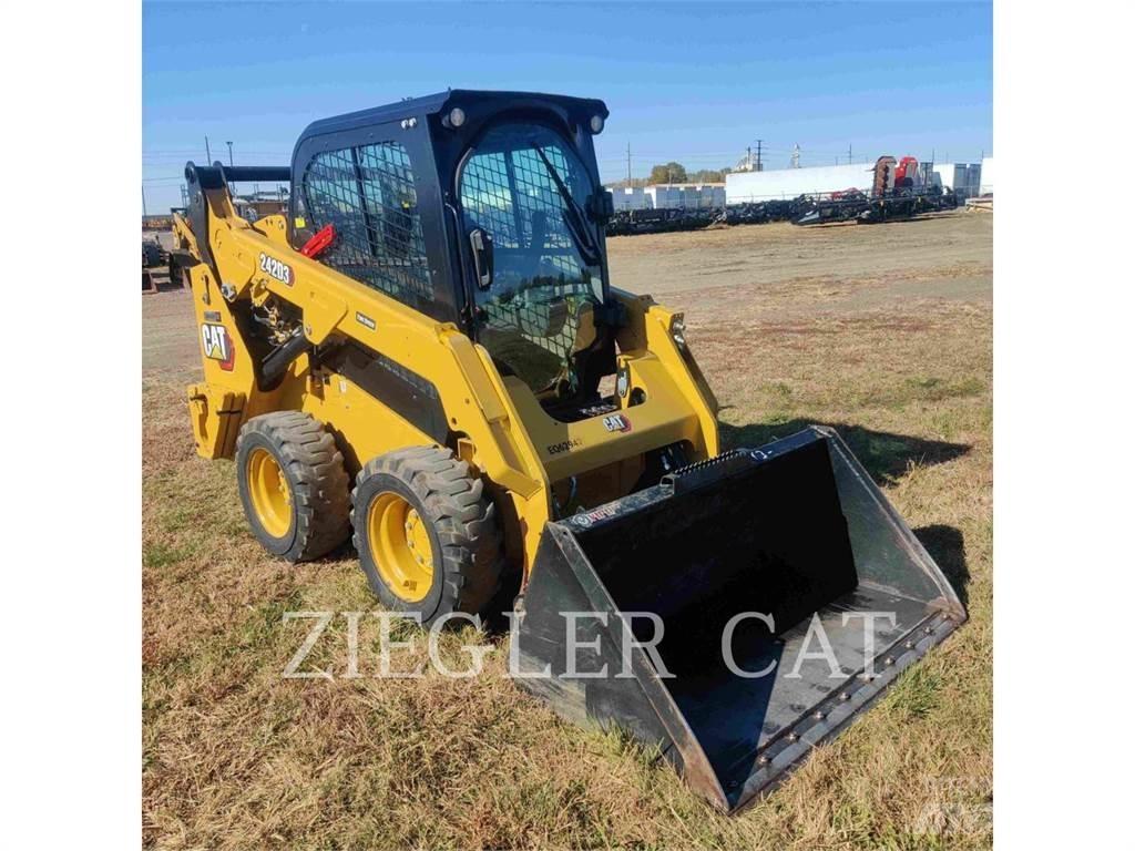 CAT 242D3 Kompaktlader