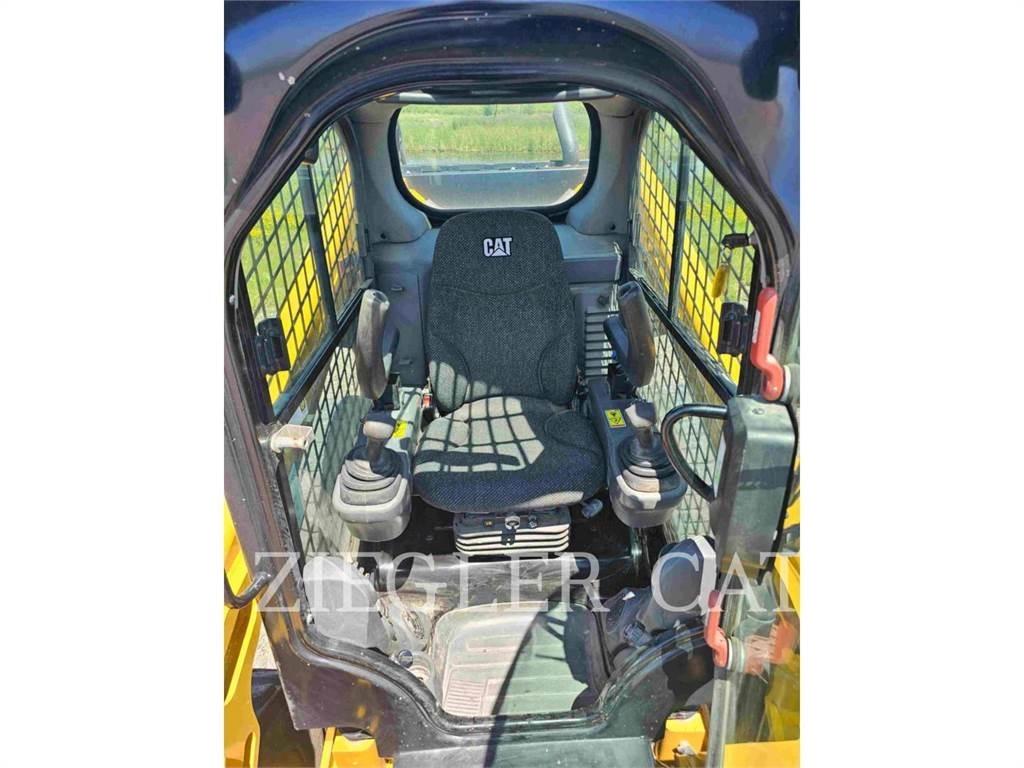 CAT 272D2 Kompaktlader