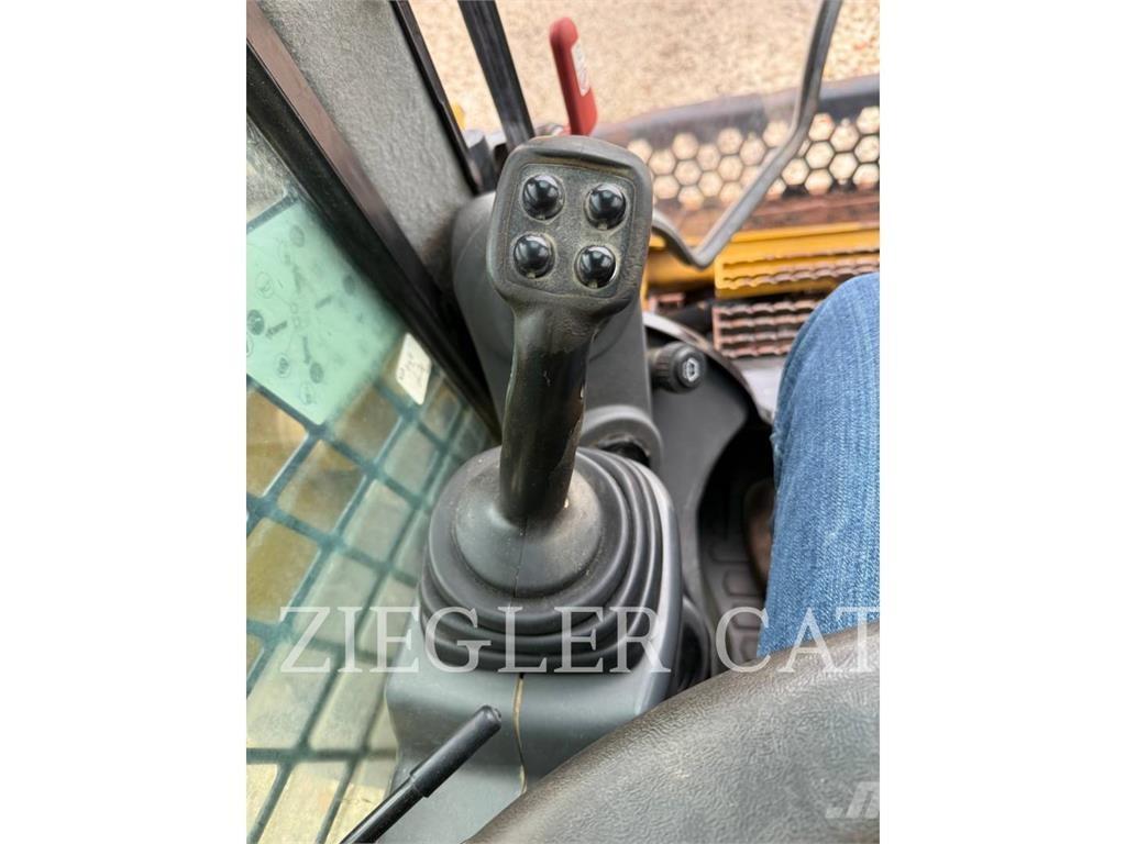 CAT 272D2 Kompaktlader