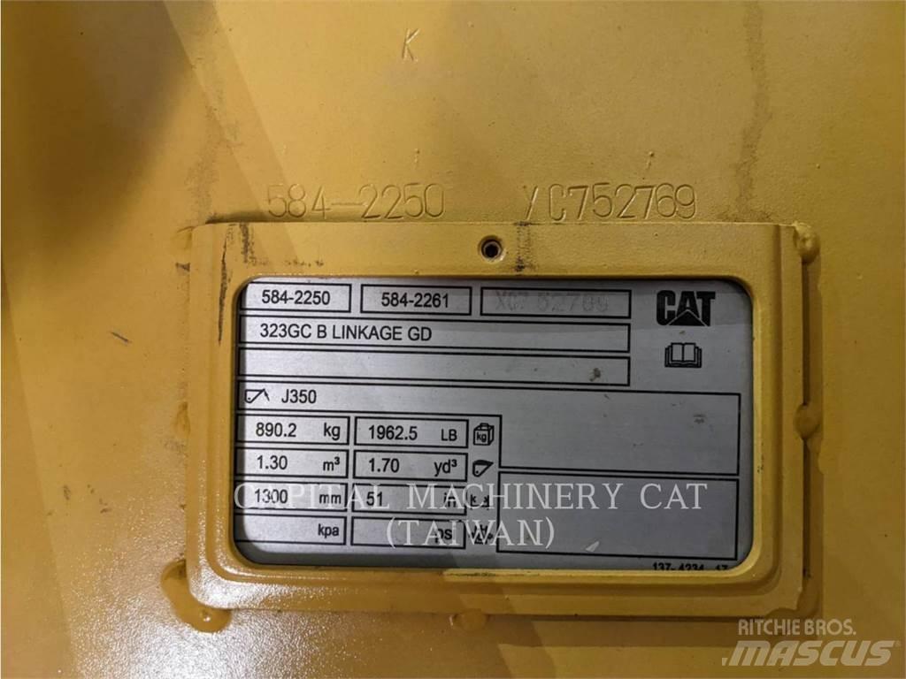 CAT 323GC Schaufeln