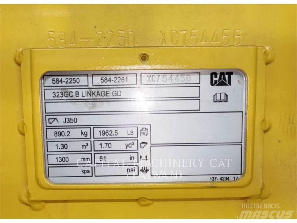 CAT 323GC Schaufeln