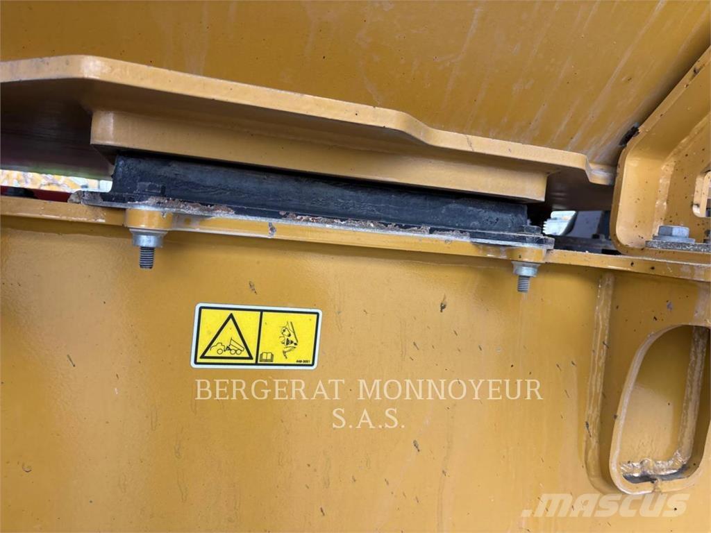 CAT 730 Dumper - Knickgelenk