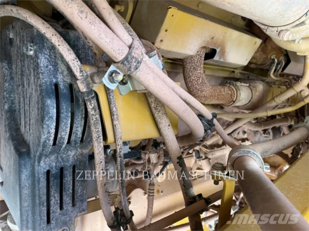 CAT 775G Dumper - Knickgelenk