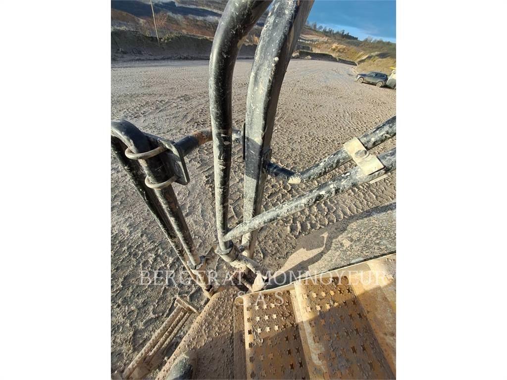 CAT 777G Dumper - Knickgelenk