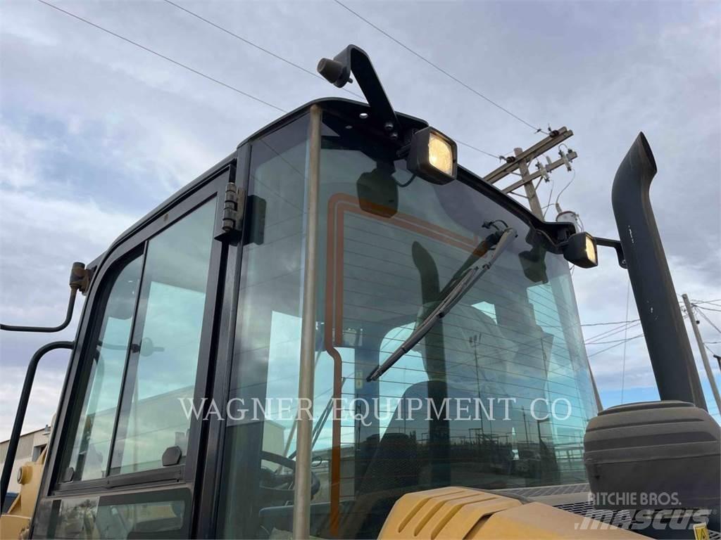 CAT 906M Radlader