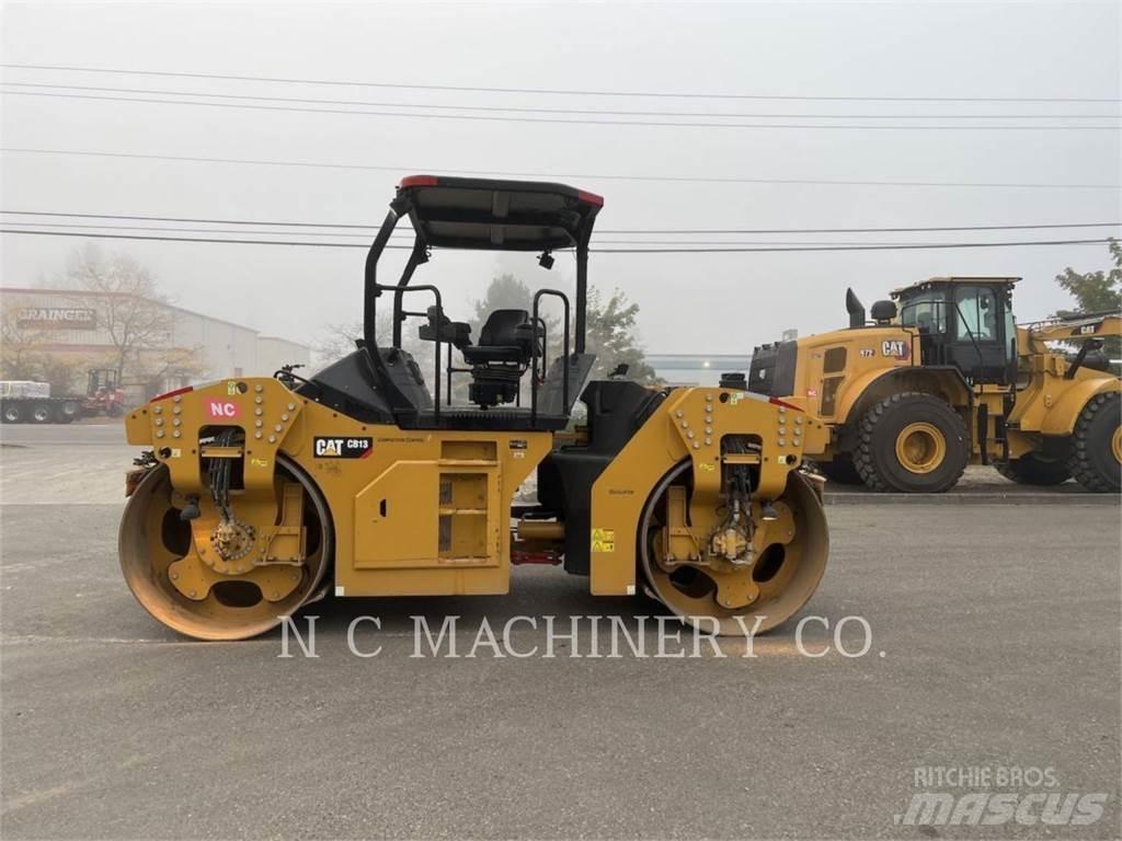 CAT CB13 Strassenfertiger
