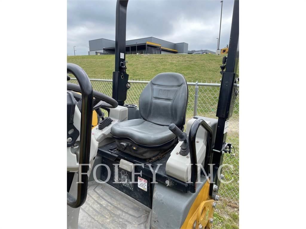 CAT CB22B Tandemwalzen