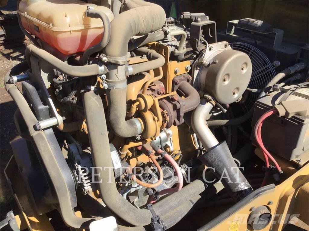 CAT CB24B Tandemwalzen