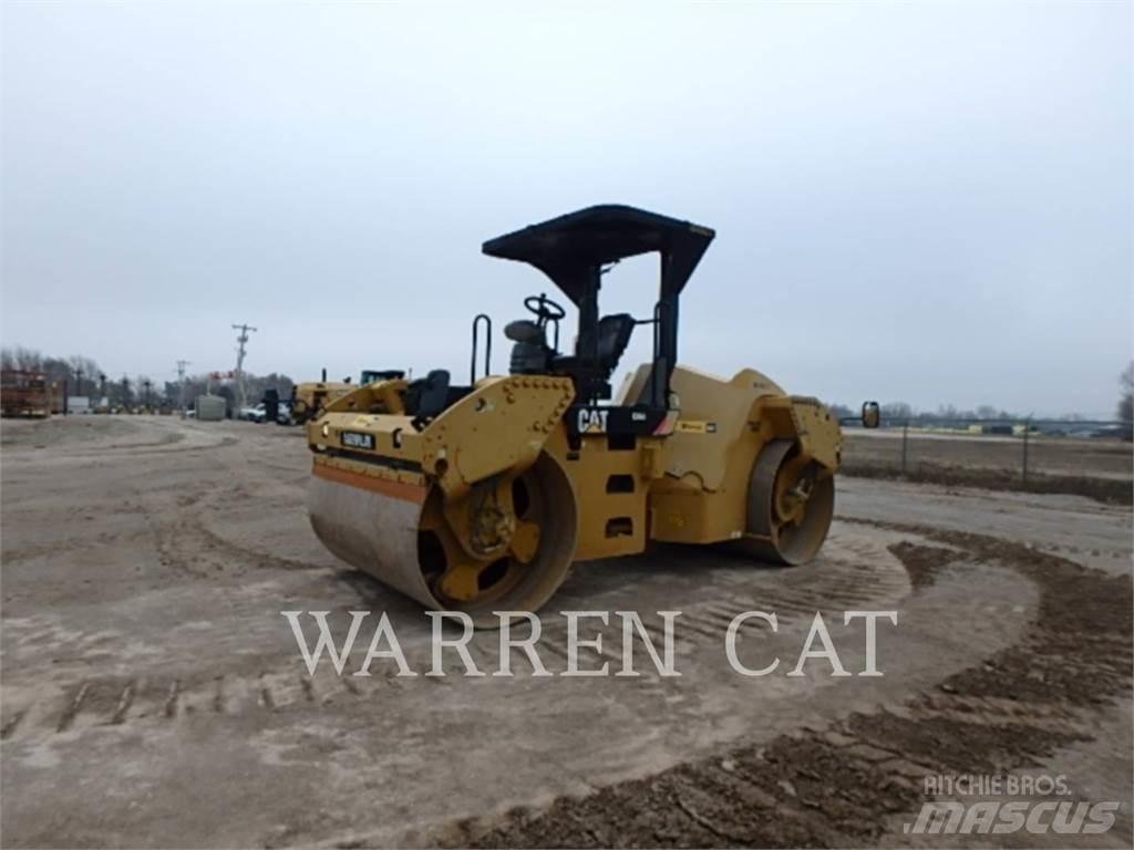 CAT CB64 Strassenfertiger