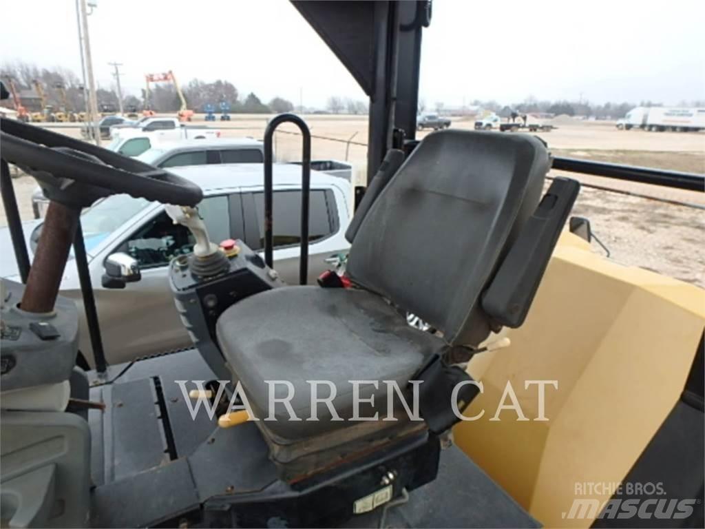 CAT CB64 Strassenfertiger