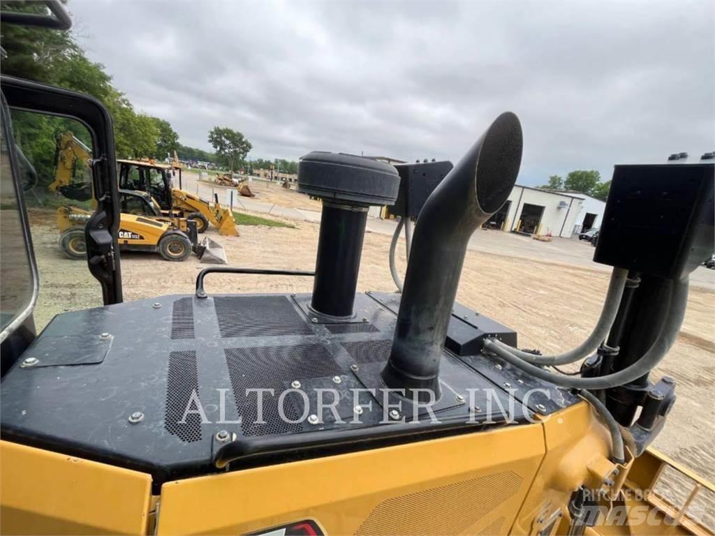 CAT D7-17 Bulldozer