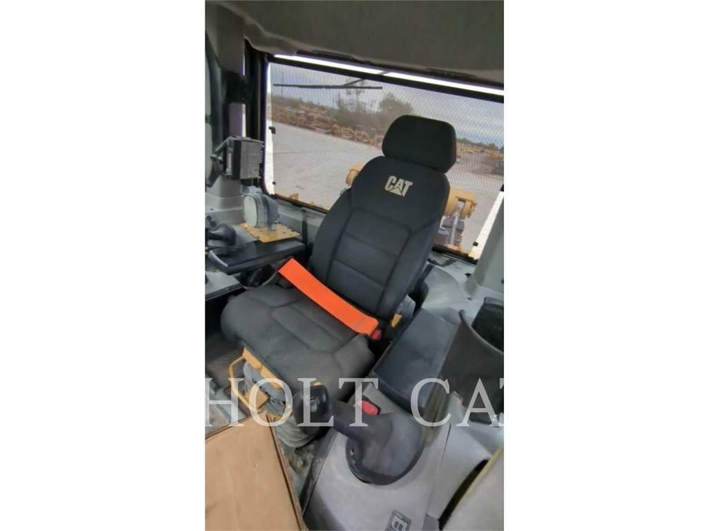 CAT D9 Bulldozer
