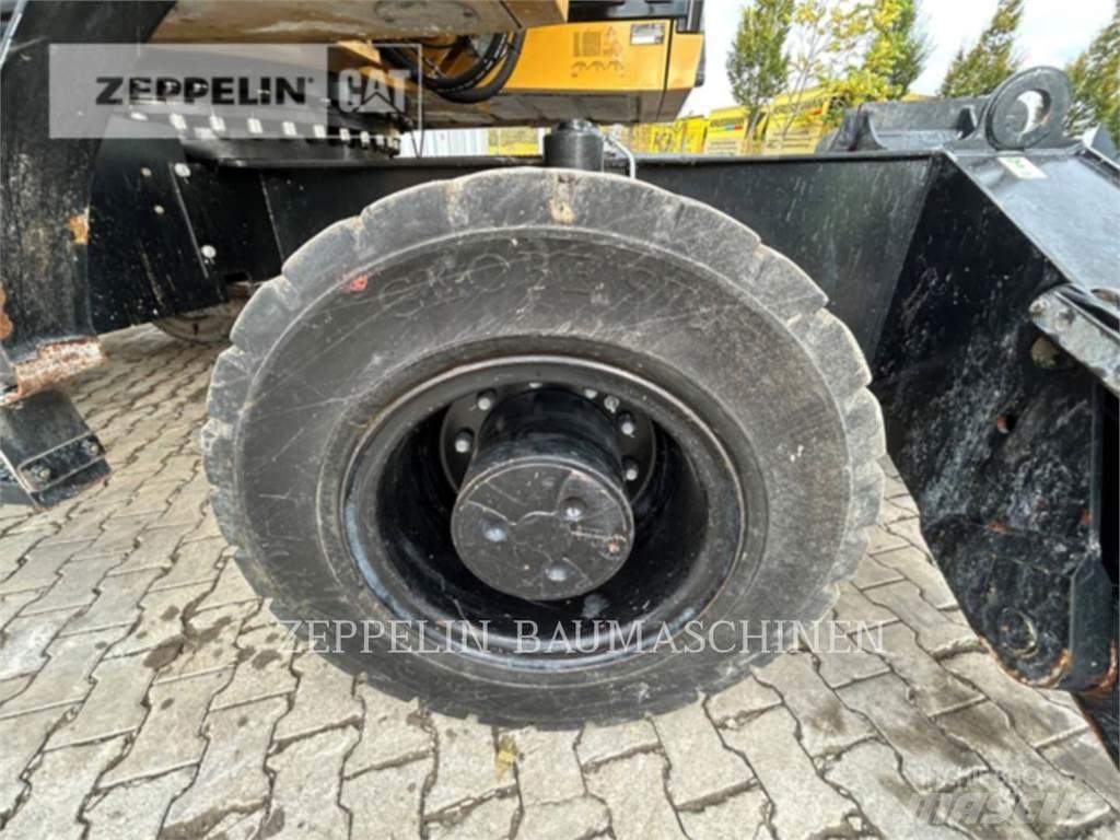 CAT MH3024-06C Abrissbagger