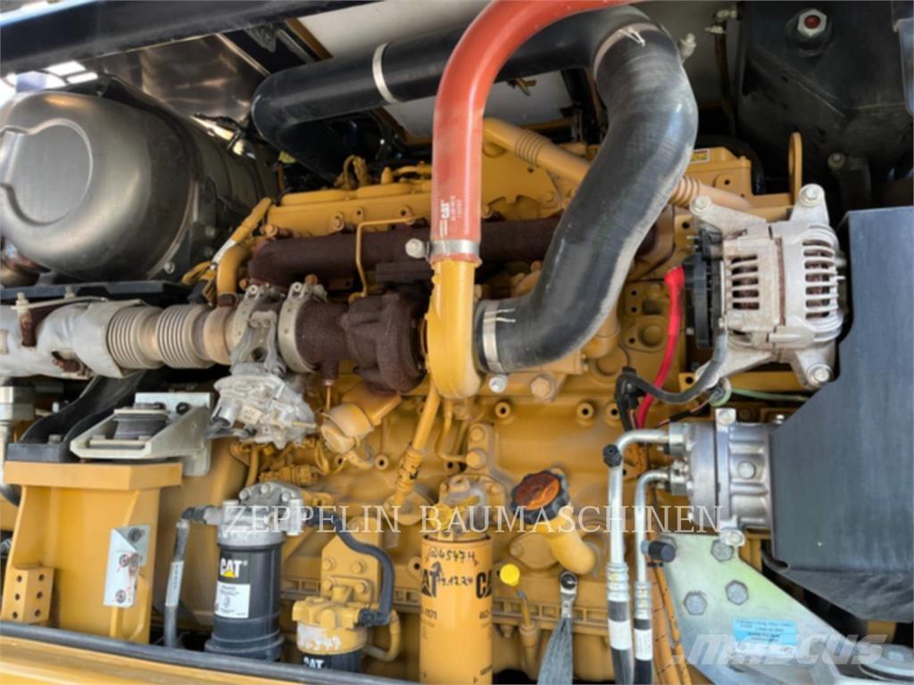 CAT MH3024-06C Abrissbagger