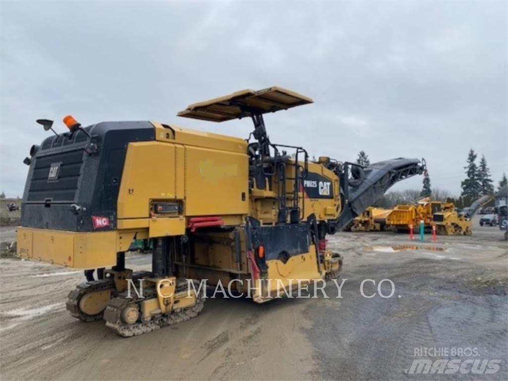 CAT PM825 Strassenfertiger